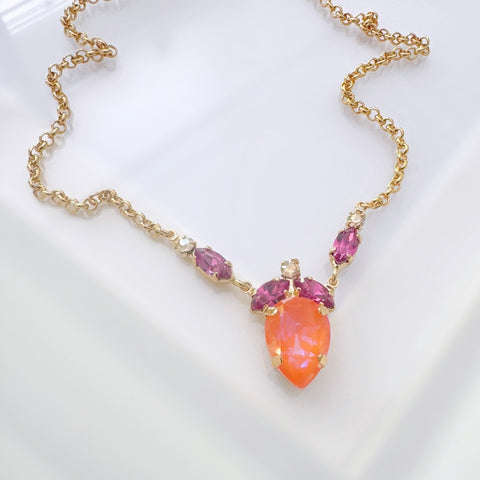 Oranje oorhangers met fuchsia blaadjes en een Swarovki-druppel