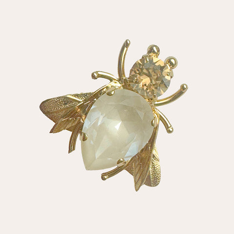 Vlieg broche met gouden en beige kristallen