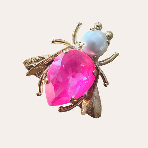 Vlieg broche met neonroze en parel
