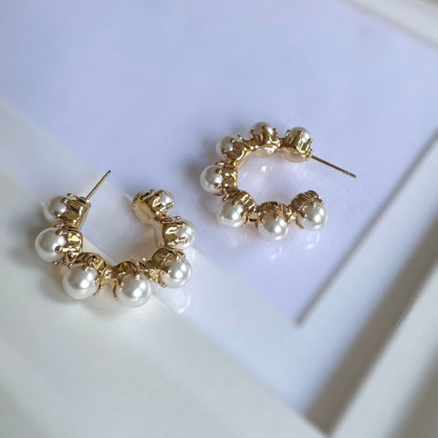 Wide hoop earrings set with pearls (s)