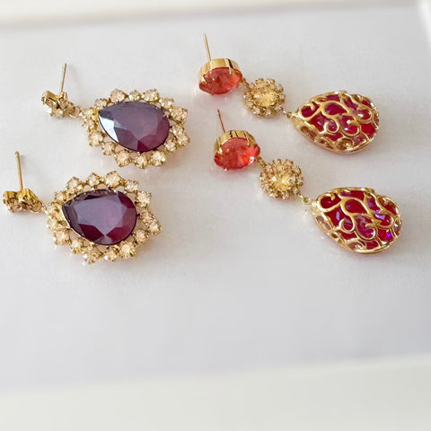 Asymmetrische sierlijke oorstekers met bloem en versierde rode steen