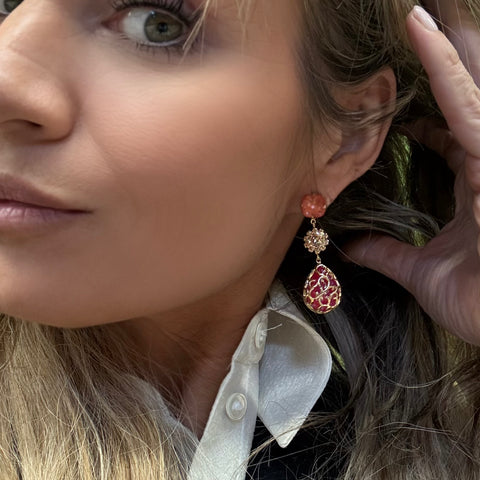 Asymmetrische sierlijke oorstekers met bloem en versierde rode steen