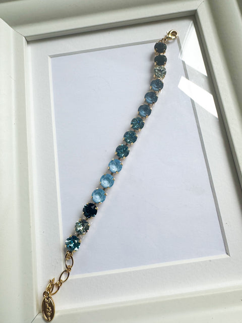 Gouden armbandje met blauwe kristallen