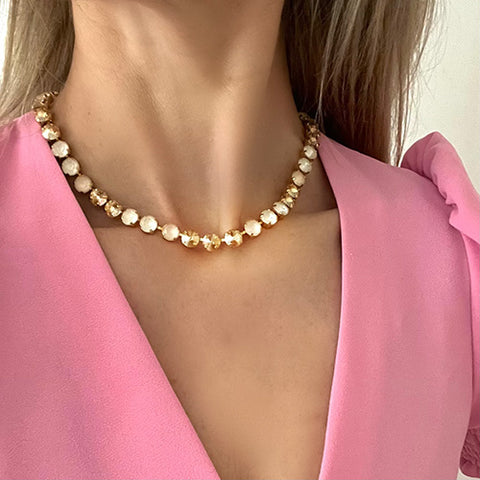 gouden collier GS hals