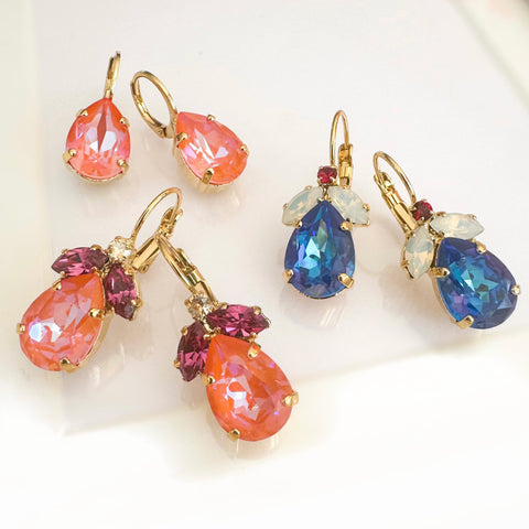 Oranje oorhangers met fuchsia blaadjes en een Swarovki-druppel