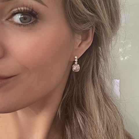 Oorhangers met lichtroze kristallen