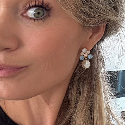 Stud earrings with soft blue crystals and a pearl
