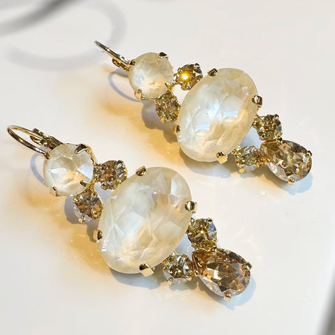Witte oorhangers met Swarovski-stenen