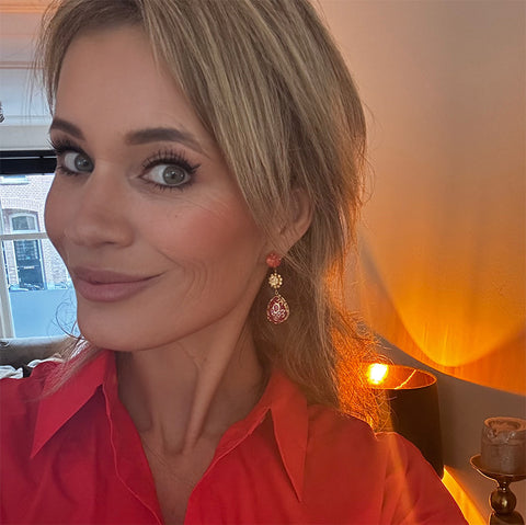 Asymmetrische sierlijke oorstekers met bloem en versierde rode steen