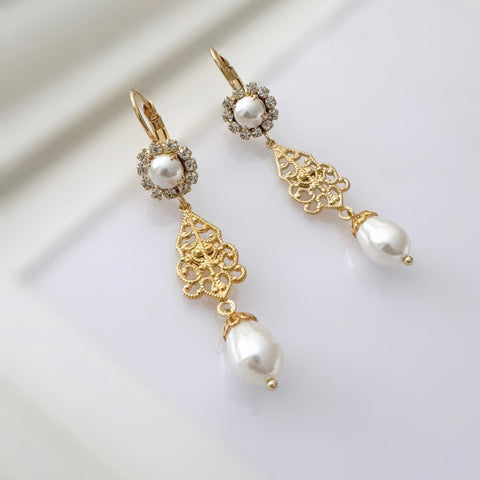 Sierlijke oorhangers met ornament en parels