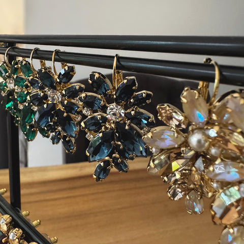 Statement oorhangers met beige en gouden bloem