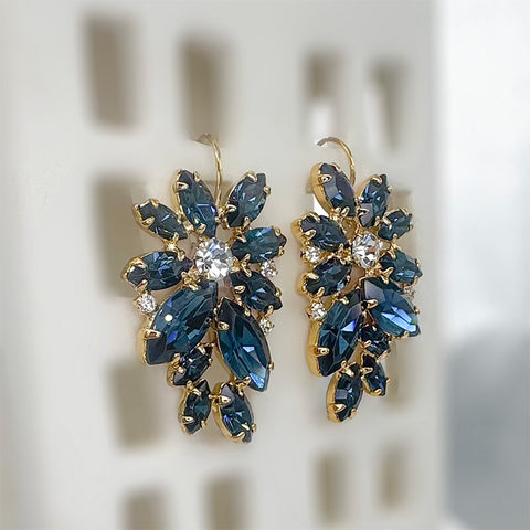 Statement oorhangers met donkerblauwe bloem