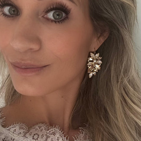 Statement oorhangers met beige en gouden bloem