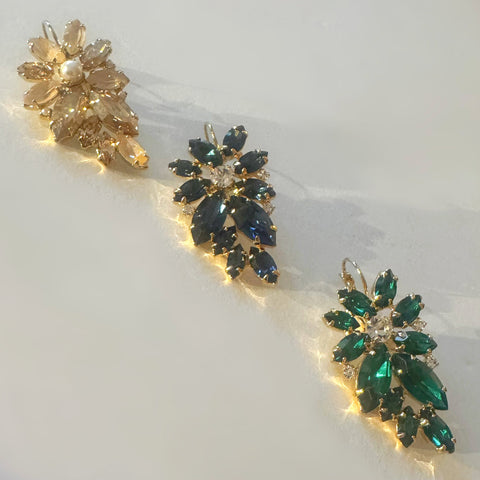 Statement oorhangers met donkerblauwe bloem