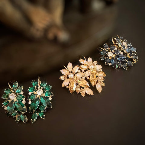 Statement oorhangers met beige en gouden bloem