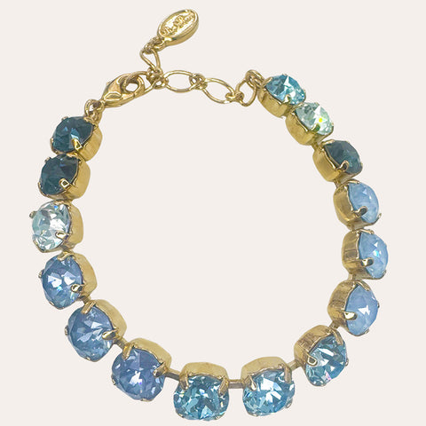 Gouden armbandje met blauwe kristallen