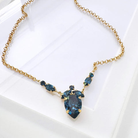 Gouden kettinkje met donkerblauw hangertje