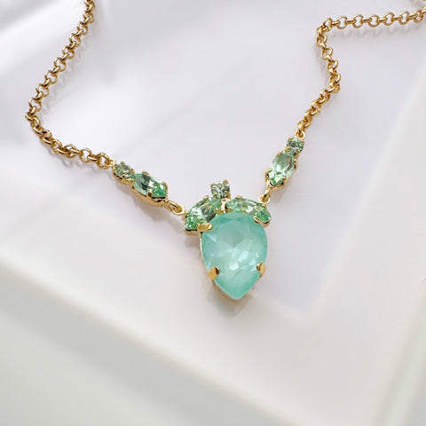 Mintgroene oorhangers met blaadjes en een Swarovki-druppel