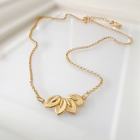 Gouden kettinkje met hanger van blaadjes ('the Matching Leaves')