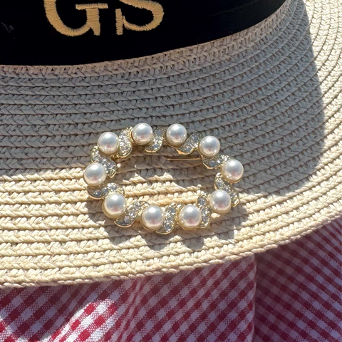 Golden brooch with pearls