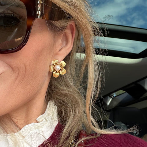 Flower stud earrings with pearls