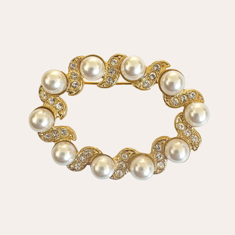 Golden brooch with pearls