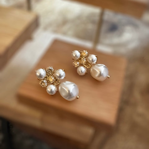 Stud earrings with soft blue crystals and a pearl