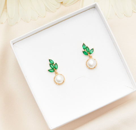 Blaadjes van groene Quartz met een pareltje