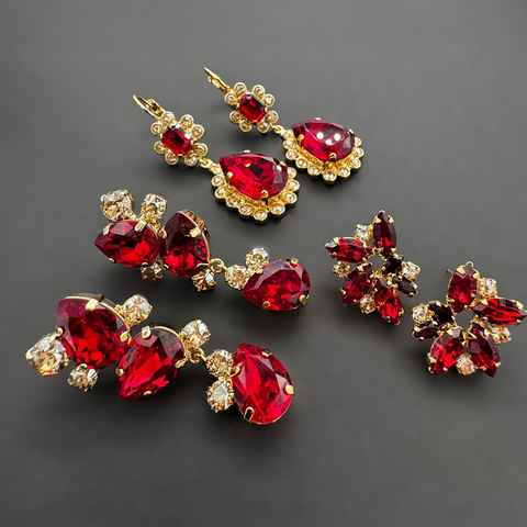 Kleine oorknoppen bezet met 10 rode kristallen