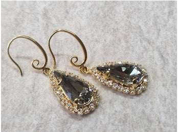 Earrings with flower, pearl and gold crystal