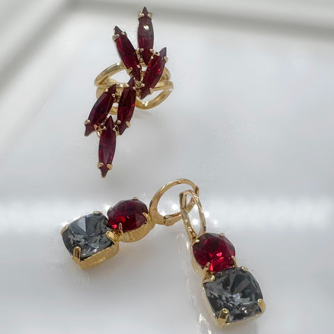 Oorhangers met rode en zwarte kristallen