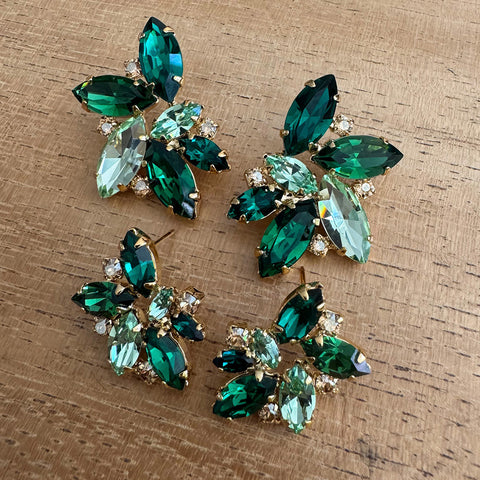 Grote oorknoppen bezet met 10 groene en gouden kristallen