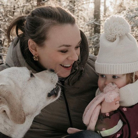 Kleine oorknoppen bezet met 10 bruine kristallen