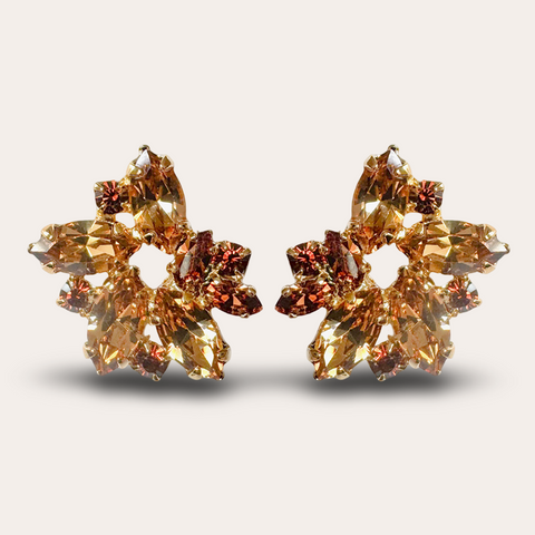 Kleine oorknoppen bezet met 10 bruine kristallen