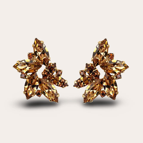 Kleine oorknoppen bezet met 10 bruine kristallen