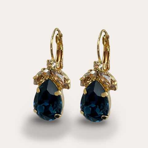 Oorhangers met gouden blaadjes en donkerblauwe Swarovki-druppel