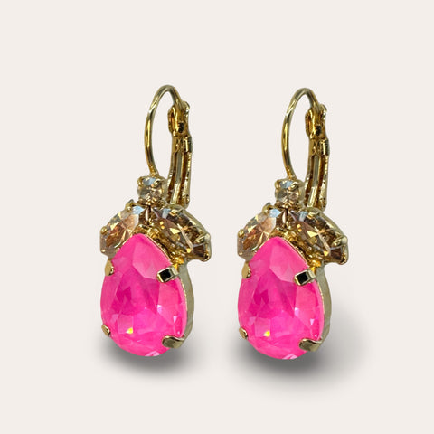 Oorhangertjes met gouden blaadjes en een felroze druppel