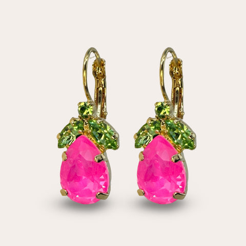 Oorhangertjes met groene blaadjes en een felroze druppel