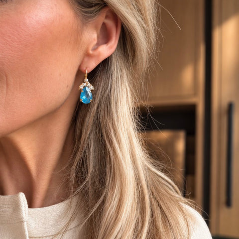Oorhangertjes met blaadjes en een teal blauwe druppel