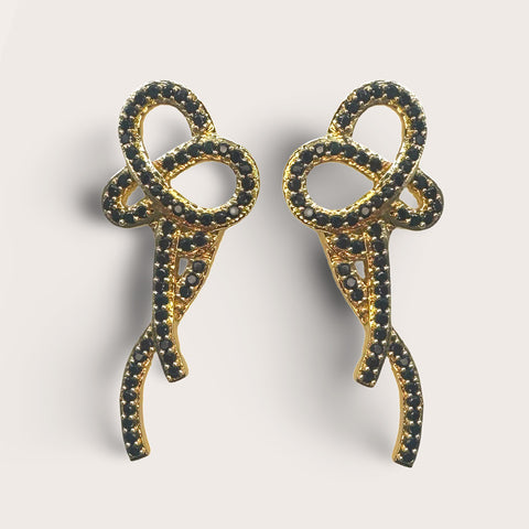 Strik oorstekertjes bezet met zwarte steentjes