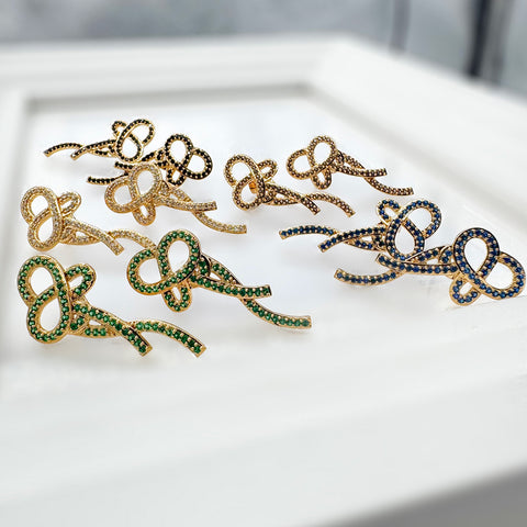 Strik oorstekertjes bezet met groene steentjes