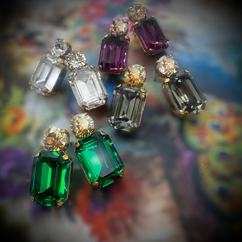 Oorstekers met vorstelijk groen kristal