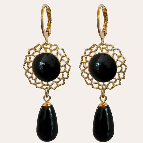 Oorhangers met ornamentje en zwarte parels