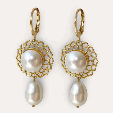 Creolen met ornamentje en pareltjes