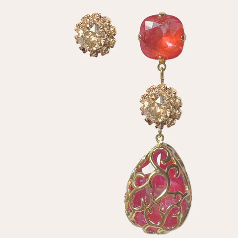 Asymmetrische sierlijke oorstekers met bloem en versierde rode steen