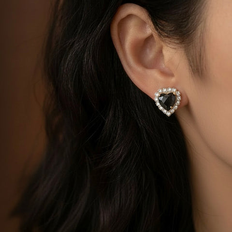 Zwarte hartjes oorknopjes met Swarovski kristallen
