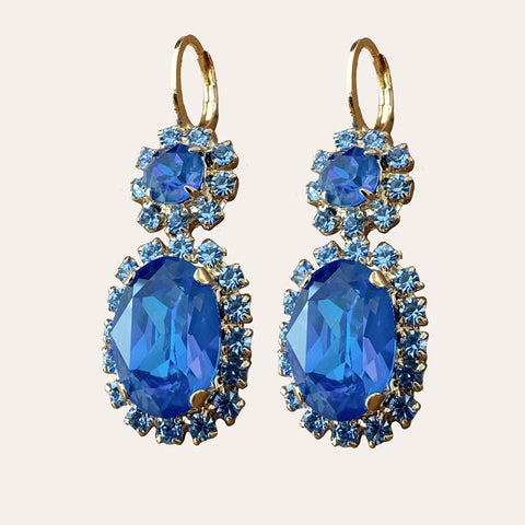 Blauwe oorhangers met glimmende kristalletjes