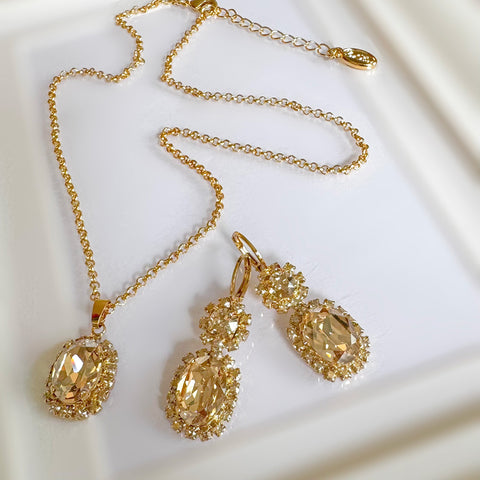 Oorhangers met glimmende gouden kristalletjes