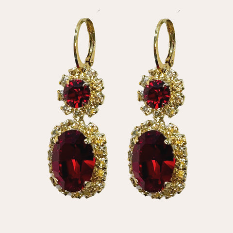 Oorhangers met glimmende rode kristalletjes