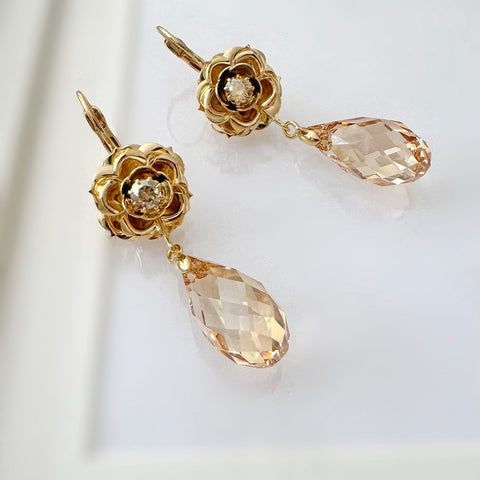 Oorhangers met bloem en gouden kristaldruppel